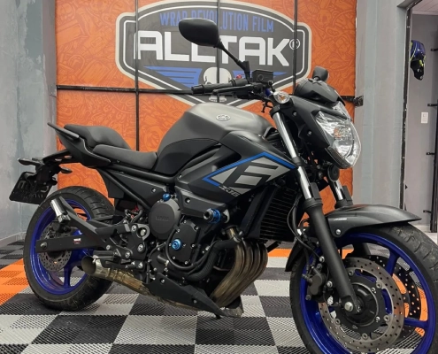 Yamaha XJ6 naked grafite com aros azuis, vista lateral