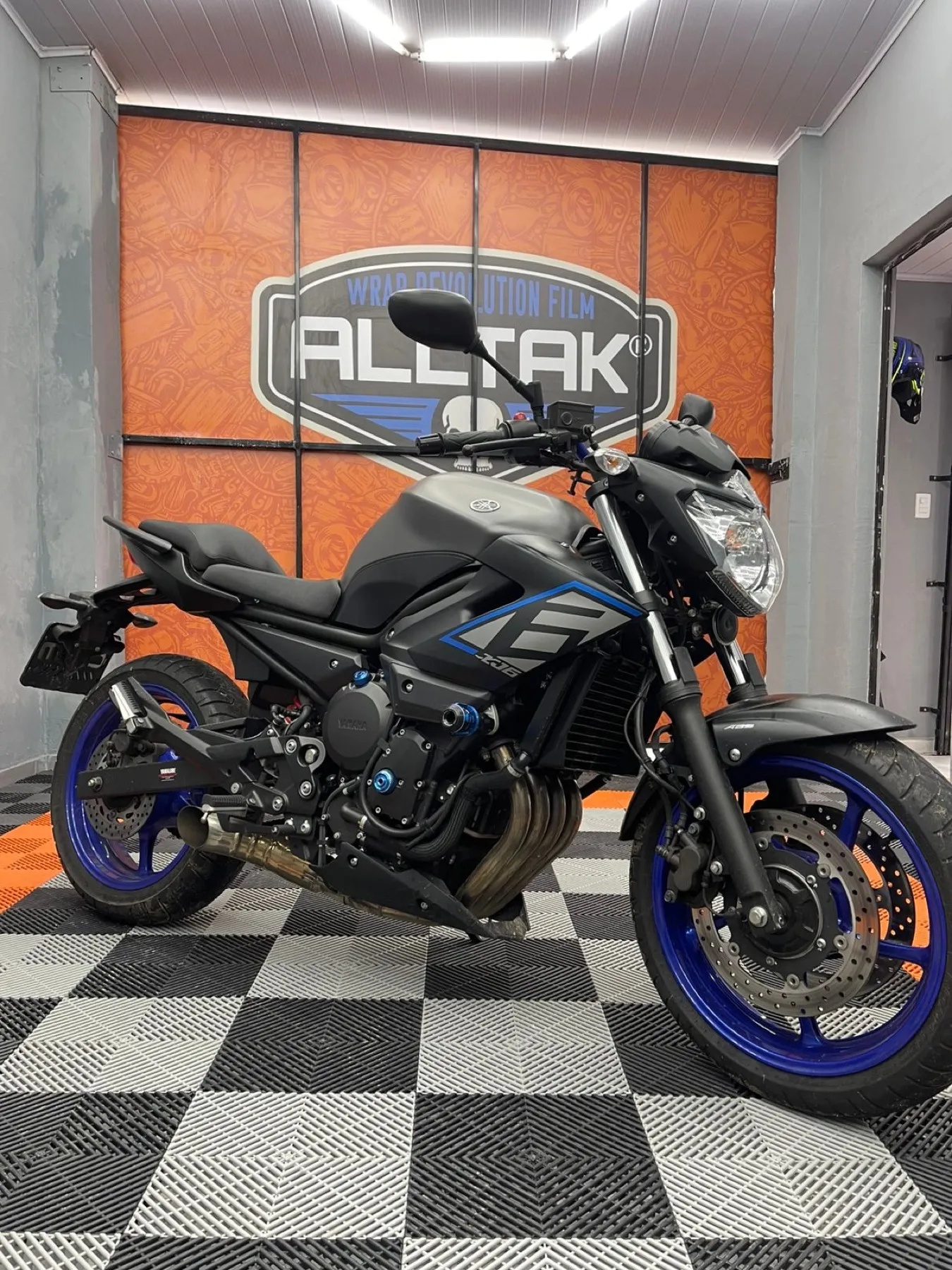 Yamaha XJ6 naked grafite com aros azuis, vista lateral