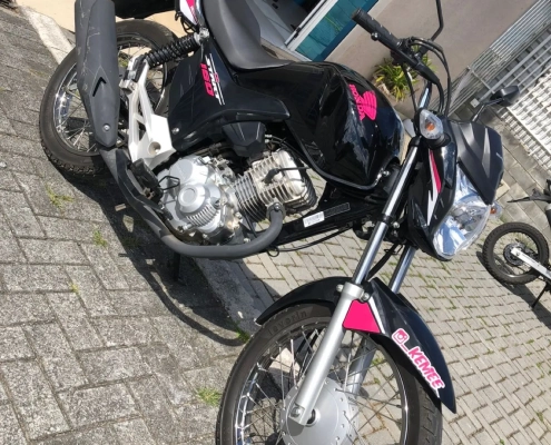 Honda CG preta personalizada com recortes em rosa pink
