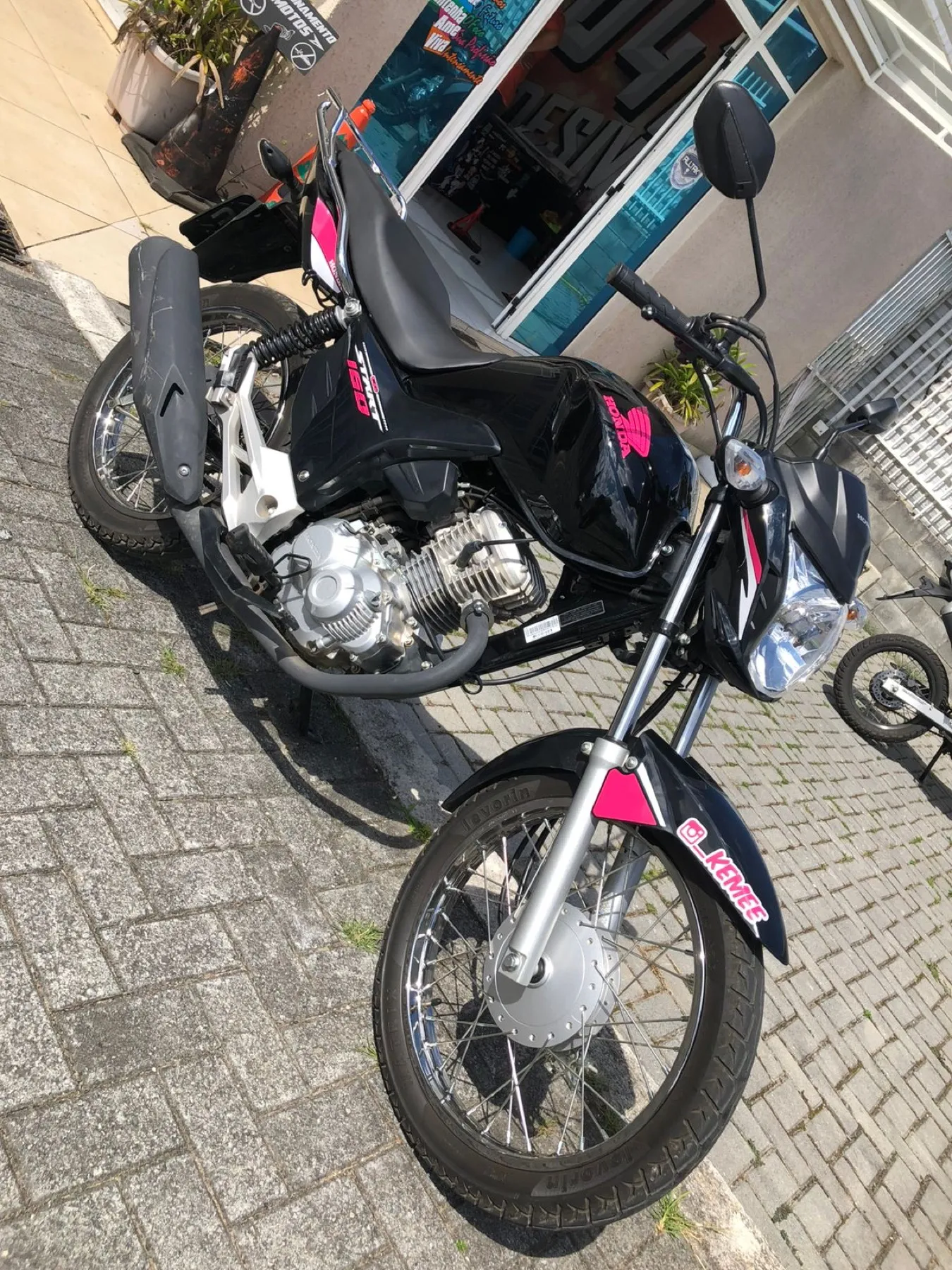 Honda CG preta personalizada com recortes em rosa pink