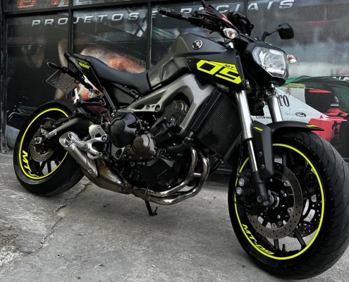 Yamaha MT-09 com fita de roda e número 09 em amarelo neon
