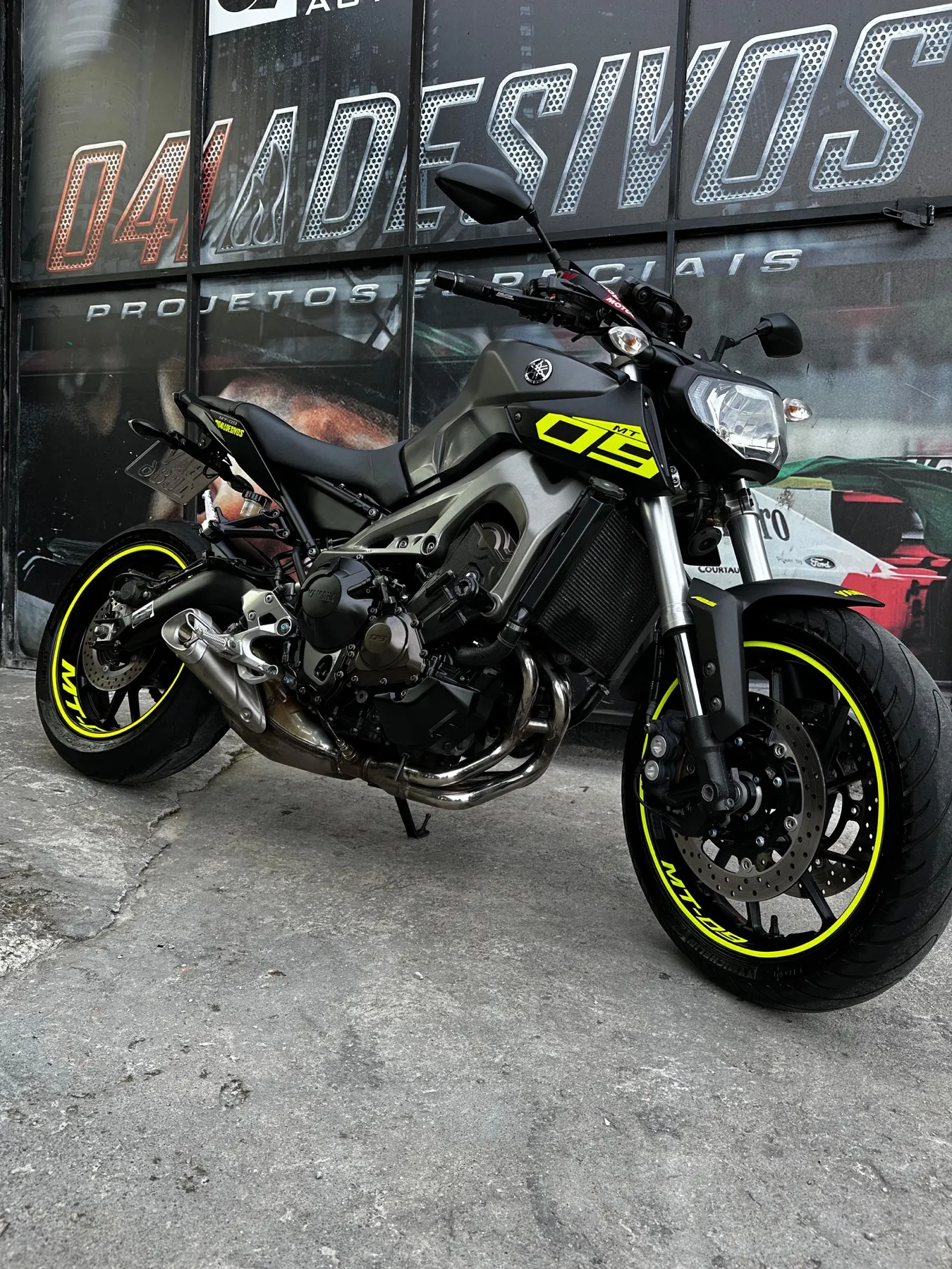 Yamaha MT-09 com fita de roda e número 09 em amarelo neon