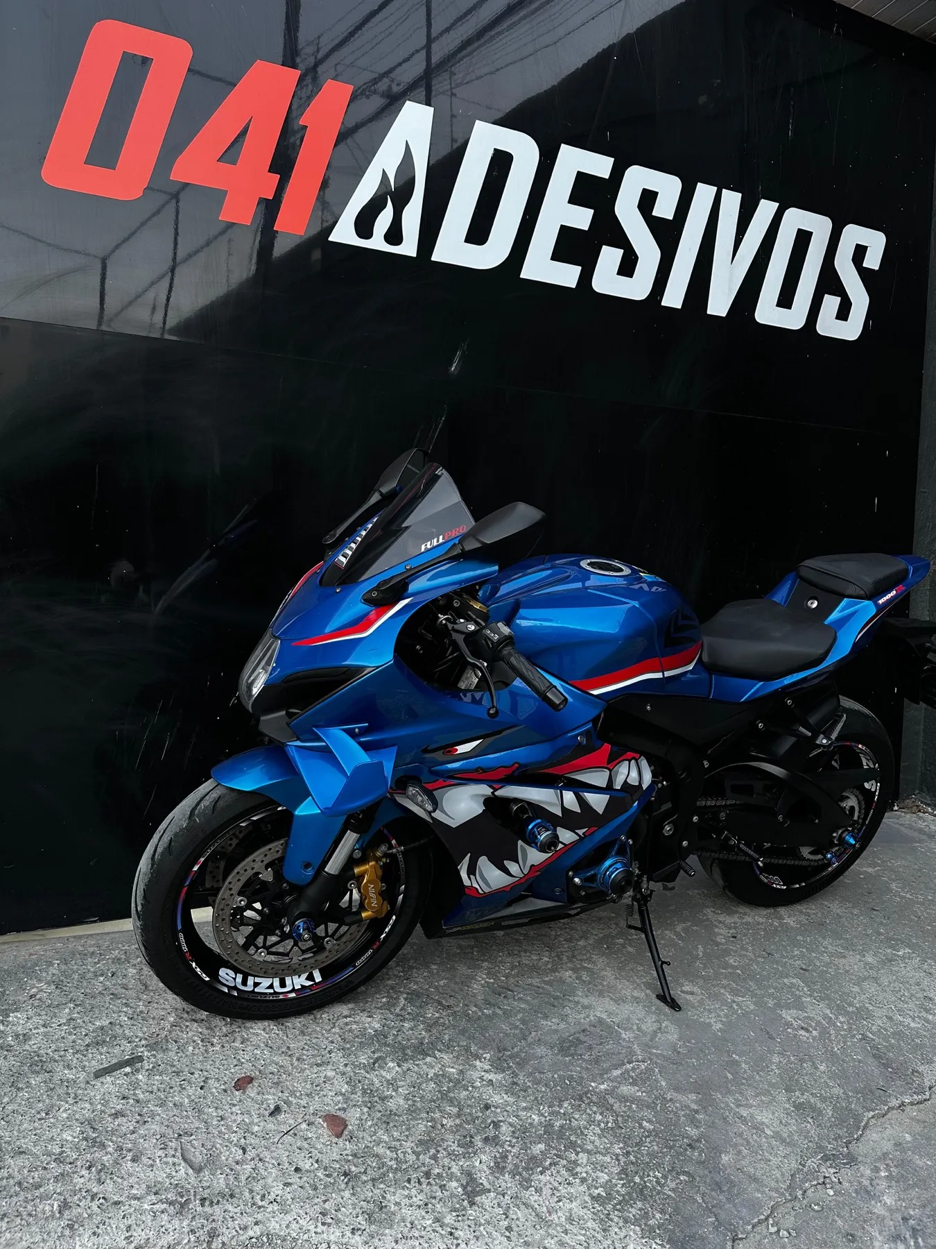 Suzuki GSX-R azul com arte boca de tubarão na carenagem