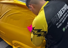Aplicador da 041 envelopando hatch em vinil amarelo