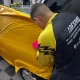 Aplicador da 041 envelopando hatch em vinil amarelo
