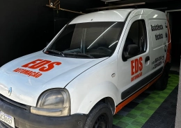 Renault Kangoo branca com plotagem da EDS Automação