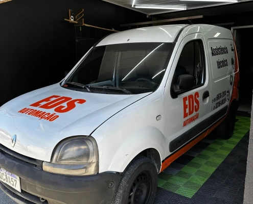 Renault Kangoo branca com plotagem da EDS Automação