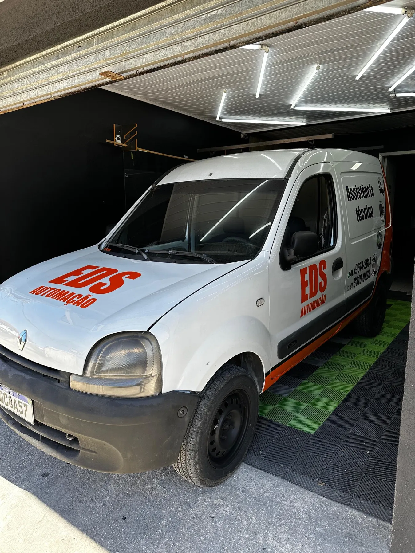 Renault Kangoo branca com plotagem da EDS Automação