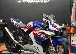Honda CBR Fireblade tricolor branca, azul e vermelha