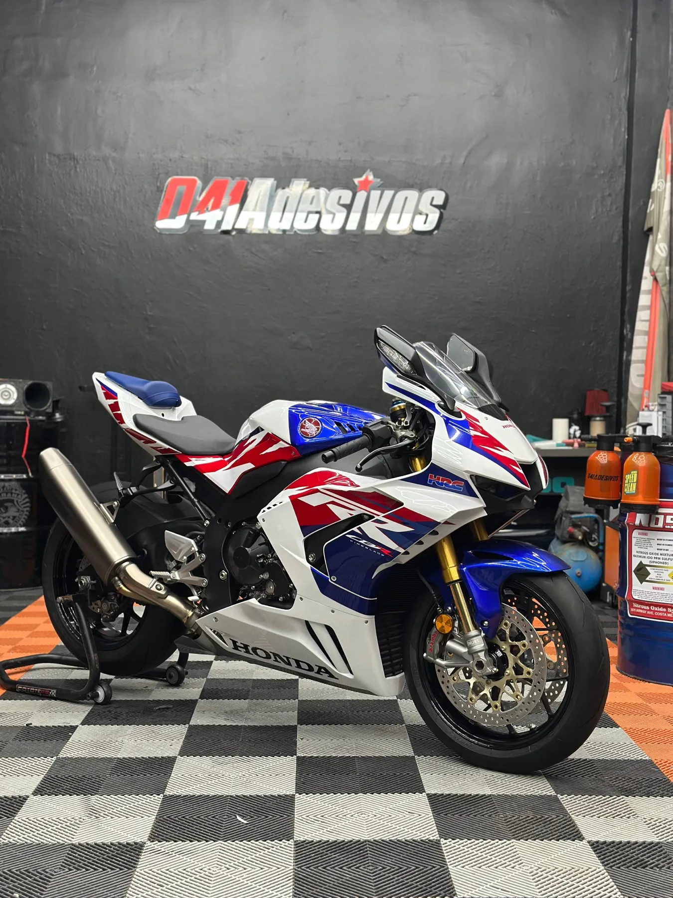 Honda CBR Fireblade tricolor branca, azul e vermelha
