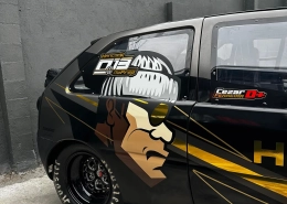 Hatch preto envelopado com arte dourada de barbearia