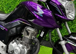 Honda envelopada em roxo cromado com efeito camaleão