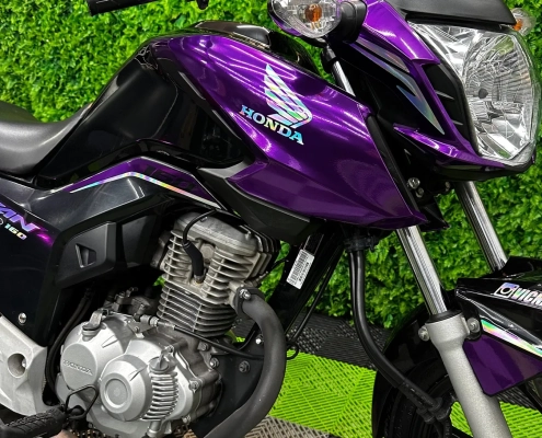 Honda envelopada em roxo cromado com efeito camaleão