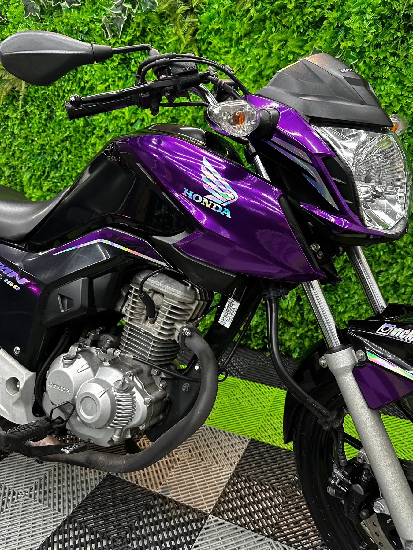 Honda envelopada em roxo cromado com efeito camaleão