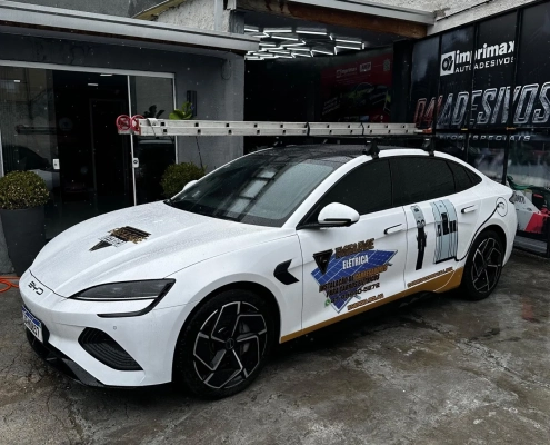 BYD branco com plotagem Fase a Fase Elétrica na lateral