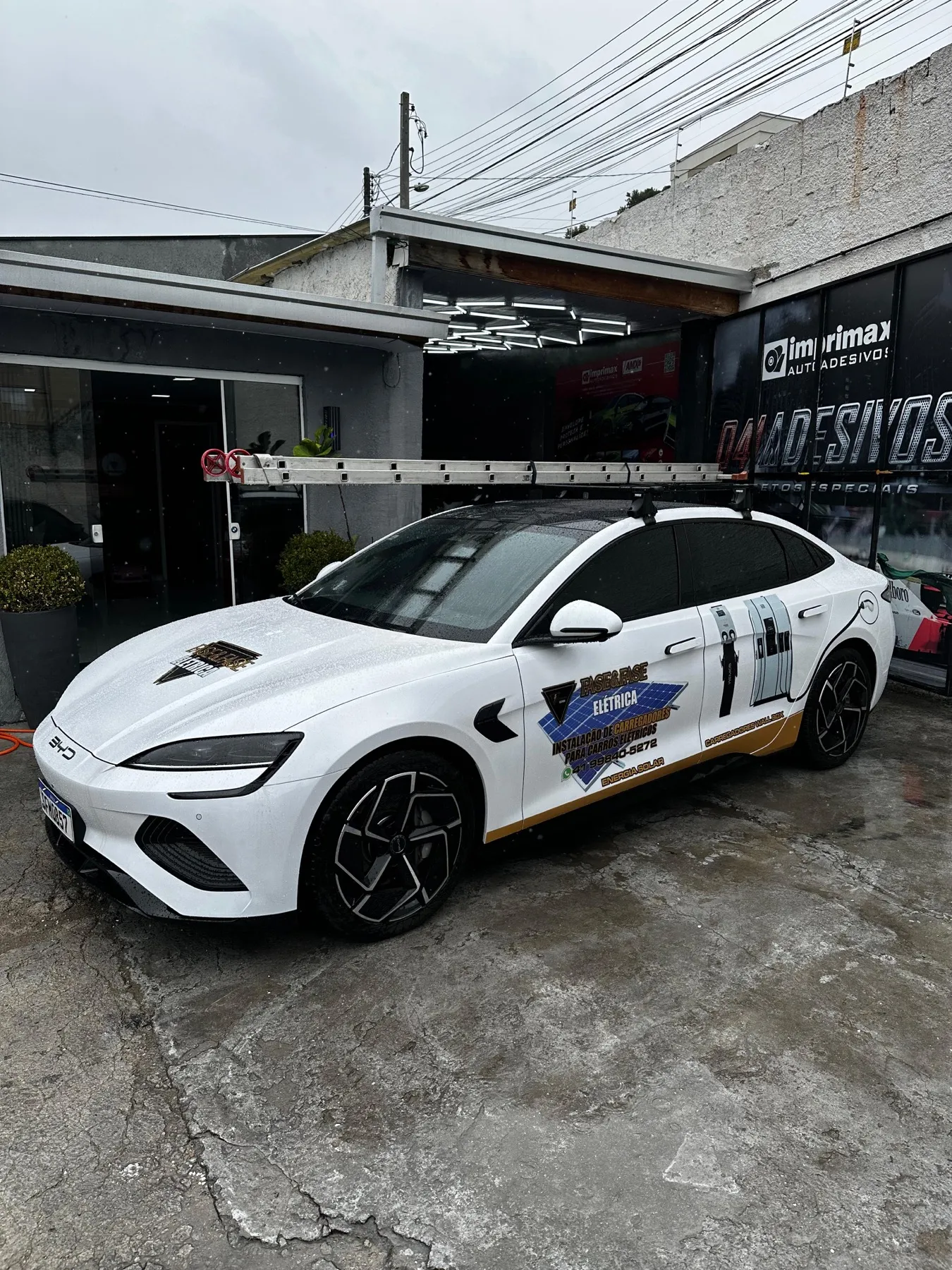 BYD branco com plotagem Fase a Fase Elétrica na lateral