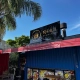 Fachada do Khalil Shawarmas com letreiro preto e dourado