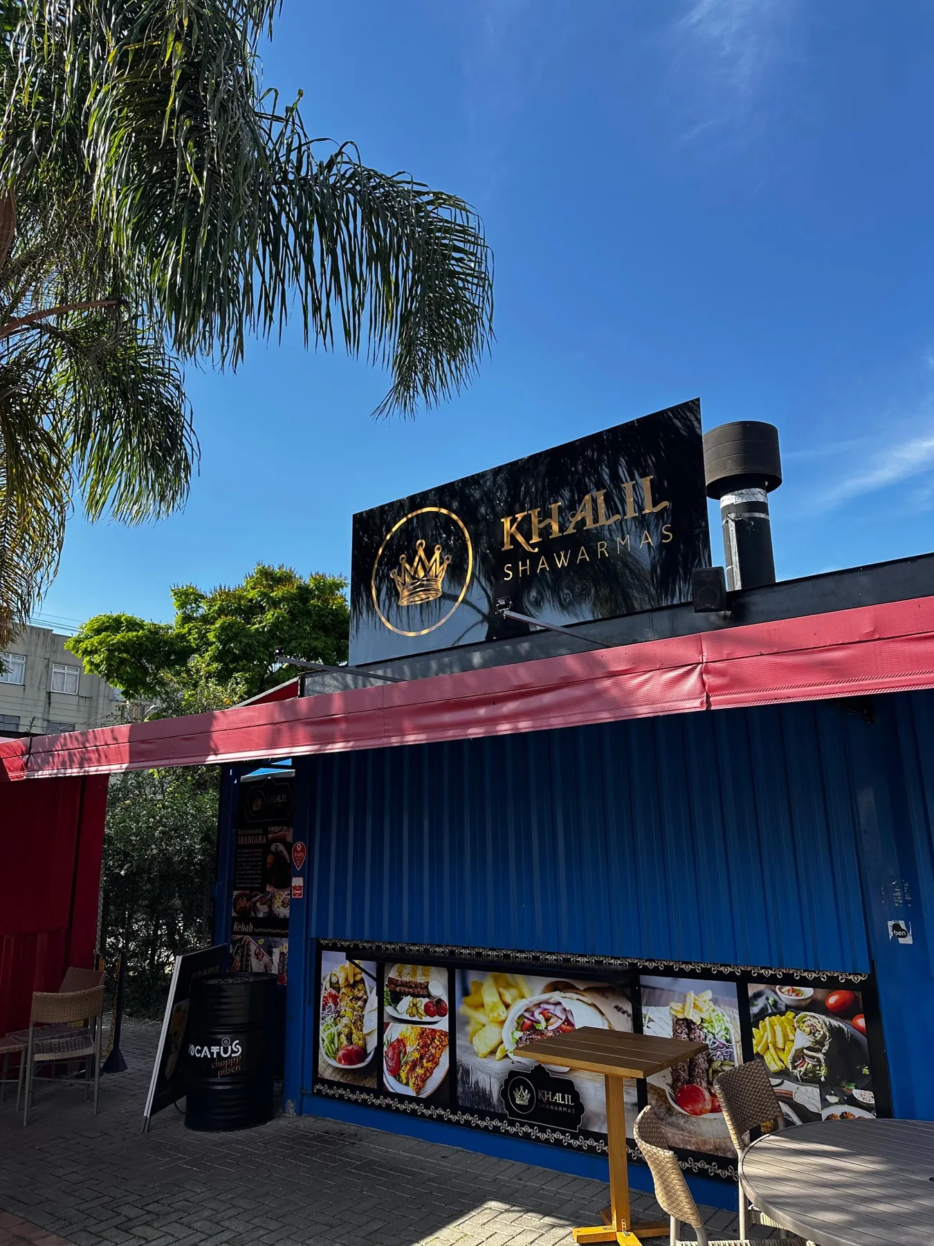 Fachada do Khalil Shawarmas com letreiro preto e dourado