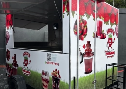 Food truck de morangos envelopado com arte temática