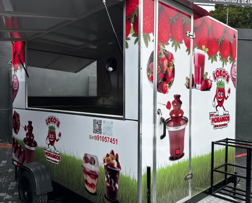 Food truck de morangos envelopado com arte temática