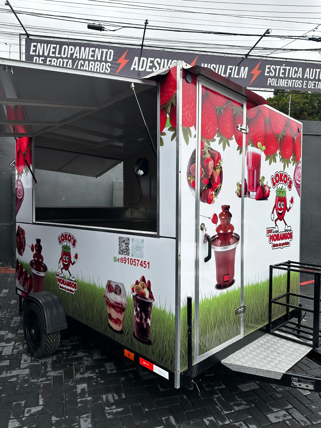 Food truck de morangos envelopado com arte temática