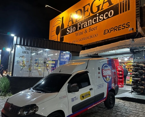 Fiat Fiorino branca com plotagem da Brahma