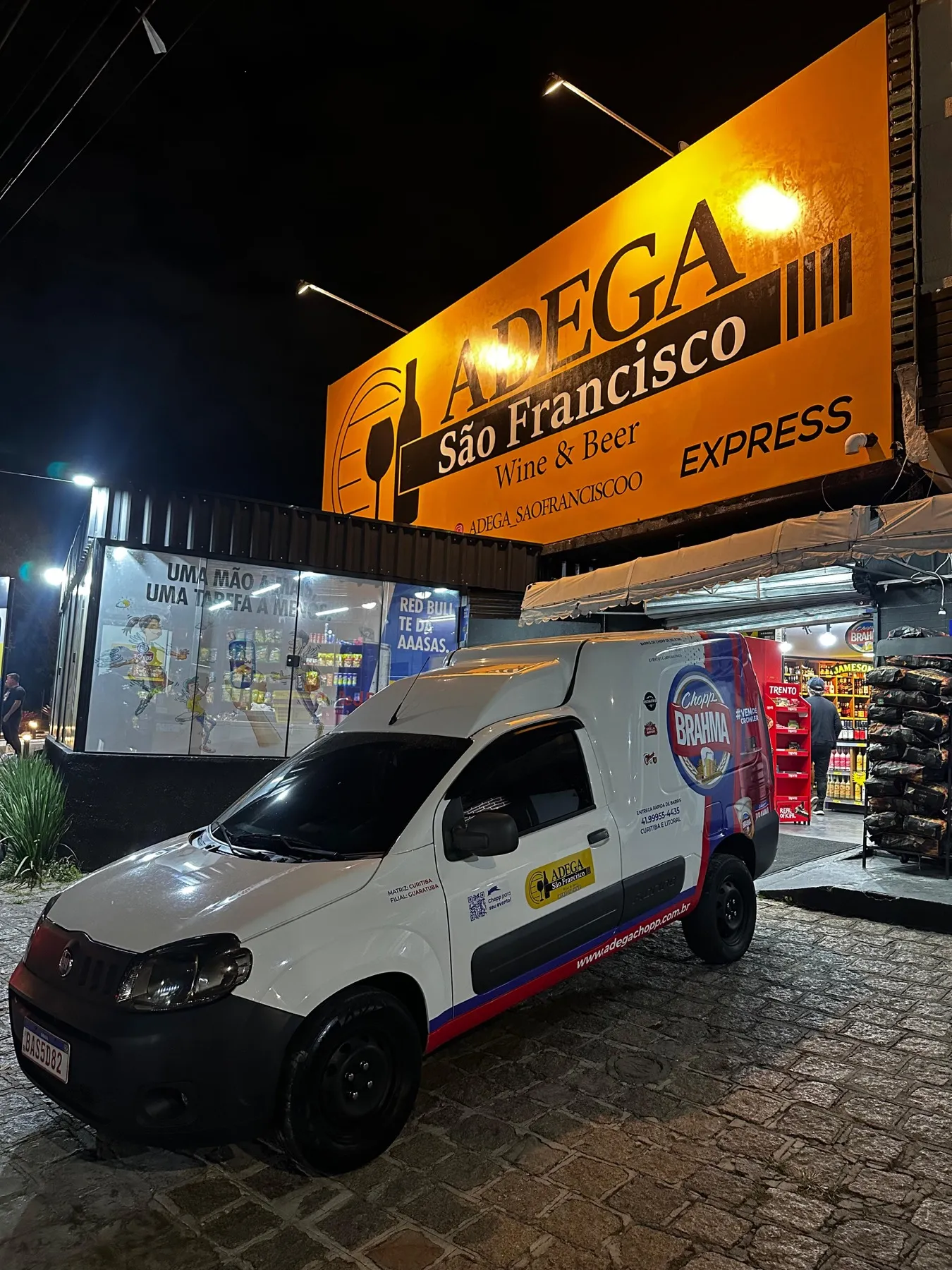Fiat Fiorino branca com plotagem da Brahma