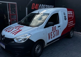 Renault Kangoo branca e vermelha com plotagem Vesta
