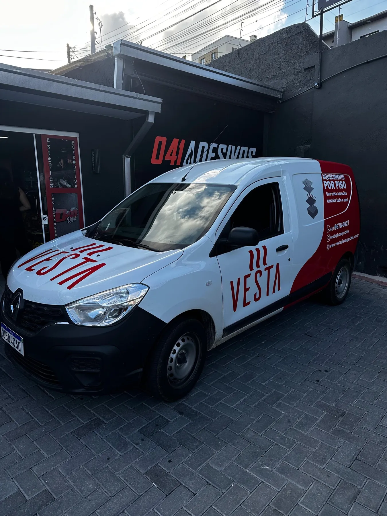 Renault Kangoo branca e vermelha com plotagem Vesta