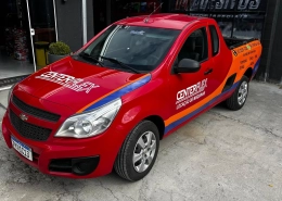 Chevrolet Montana vermelha com plotagem CenterFlex