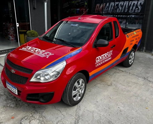 Chevrolet Montana vermelha com plotagem CenterFlex