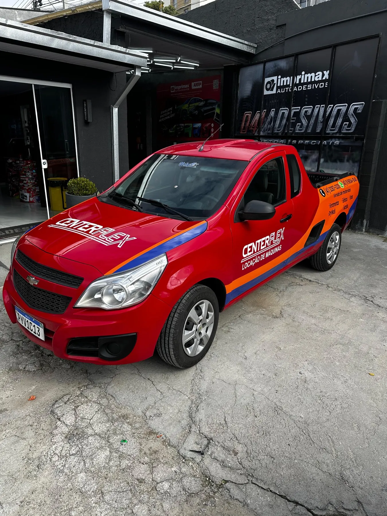 Chevrolet Montana vermelha com plotagem CenterFlex