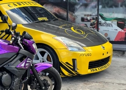 Nissan 350Z amarelo com envelopamento e grafismos JDM