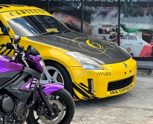 Nissan 350Z amarelo com envelopamento e grafismos JDM