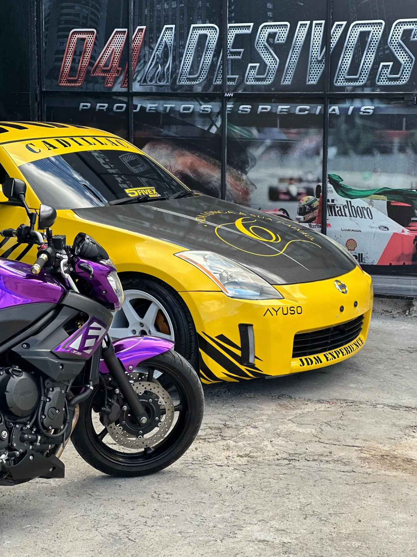 Nissan 350Z amarelo com envelopamento e grafismos JDM