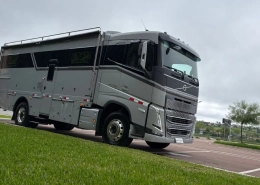 Motorhome prata sobre chassi Volvo em área externa