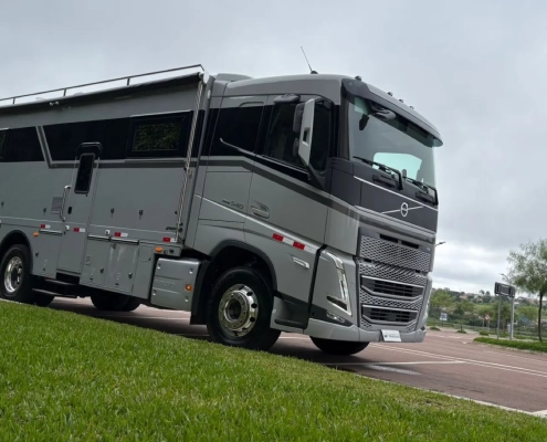 Motorhome prata sobre chassi Volvo em área externa