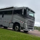 Motorhome prata sobre chassi Volvo em área externa