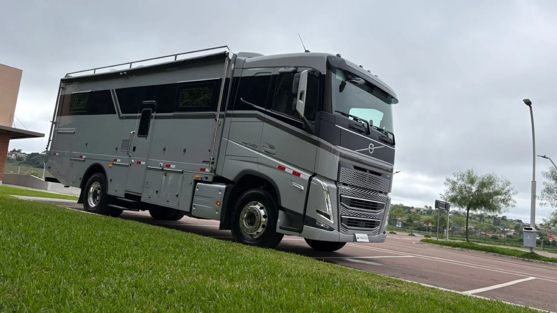 Motorhome prata sobre chassi Volvo em área externa