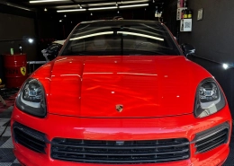 Porsche Cayenne vermelha em sessão de detalhamento