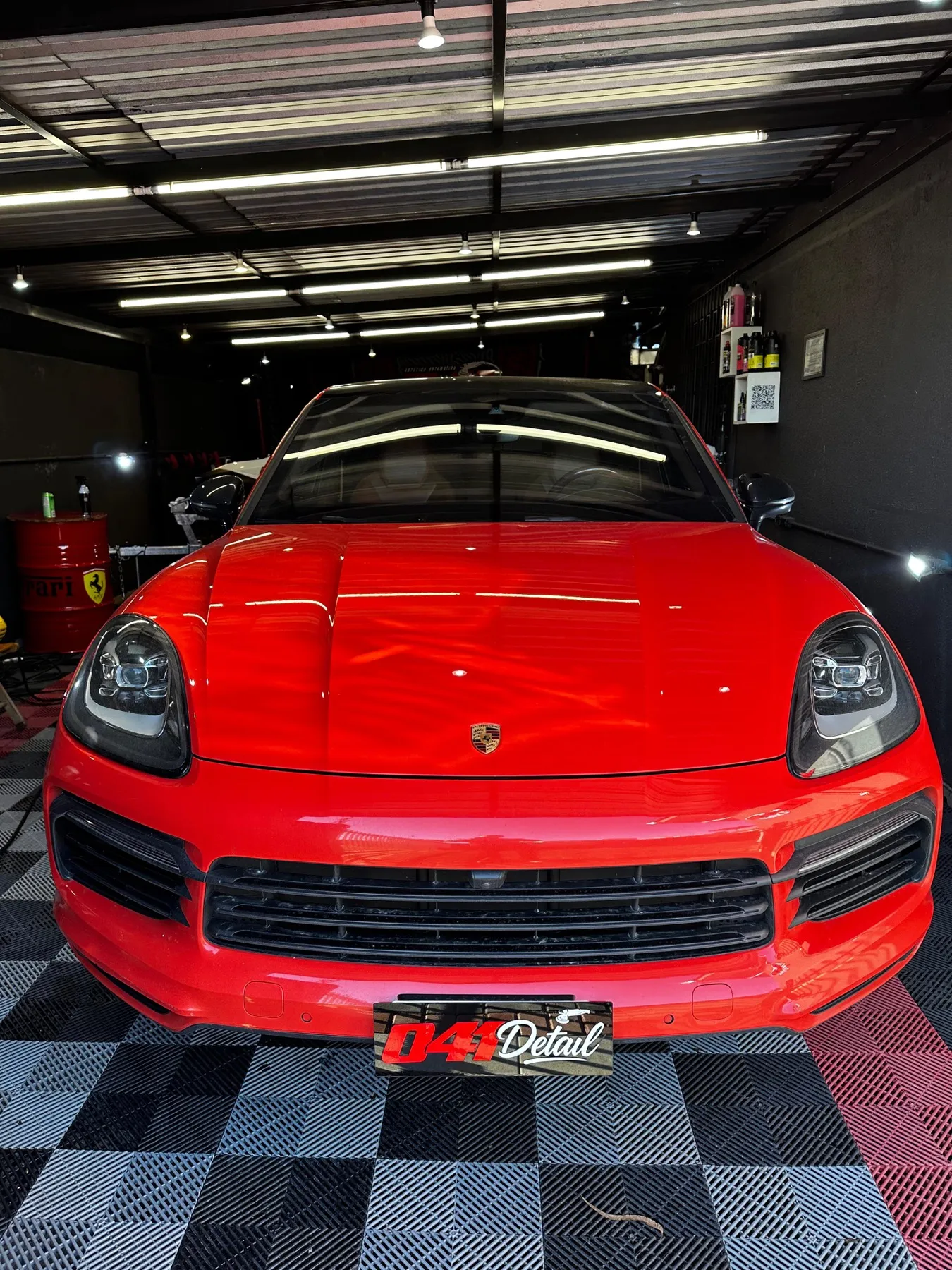 Porsche Cayenne vermelha em sessão de detalhamento
