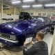 Muscle car de arrancada azul Pro Mod na oficina
