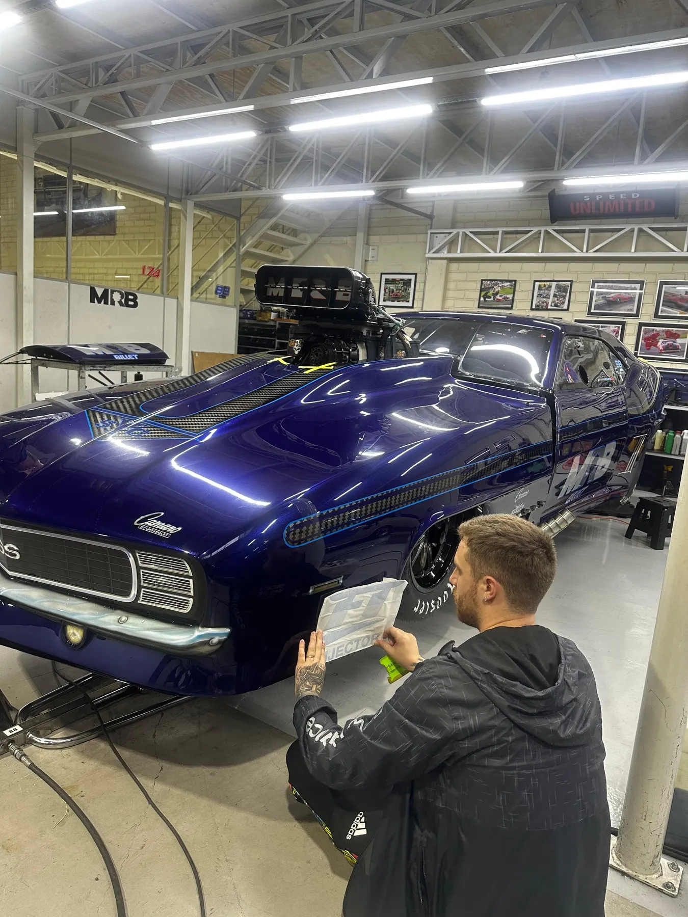 Muscle car de arrancada azul Pro Mod na oficina