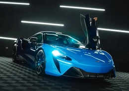 McLaren azul com portas tesoura abertas em estúdio