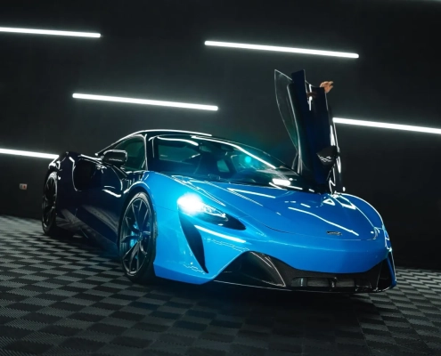 McLaren azul com portas tesoura abertas em estúdio