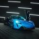 McLaren azul com portas tesoura abertas em estúdio