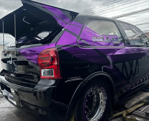 VW Gol de arrancada preto com grafismos roxo cromado