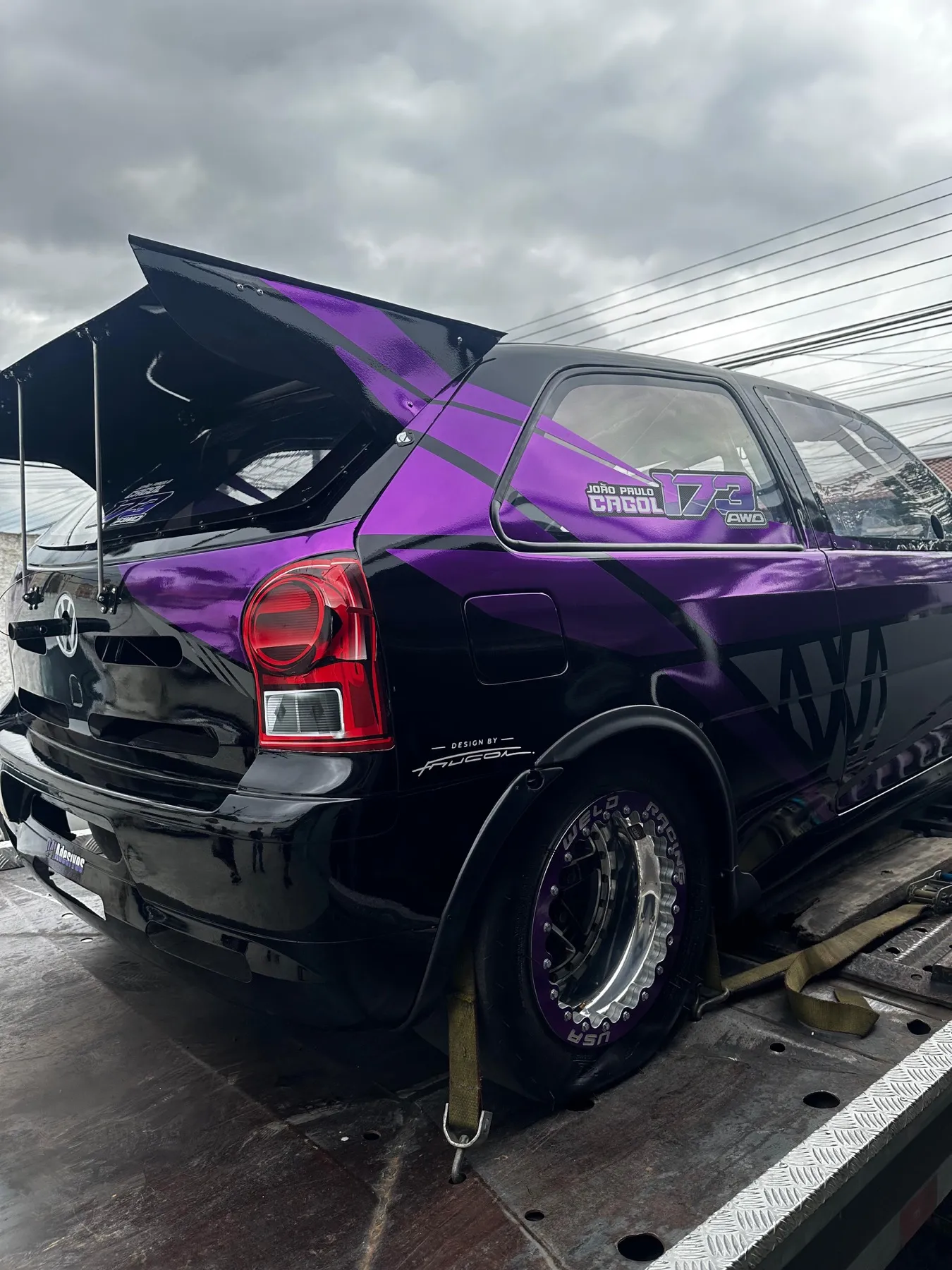 VW Gol de arrancada preto com grafismos roxo cromado