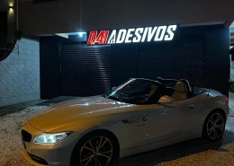 BMW Z4 conversível prata na fachada da 041 à noite