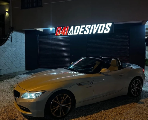 BMW Z4 conversível prata na fachada da 041 à noite